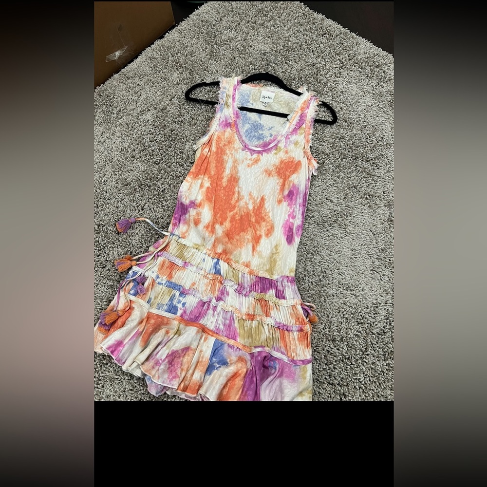 Style to moon beautiful dress! Size medium. Runs small. Gorgeous on!!